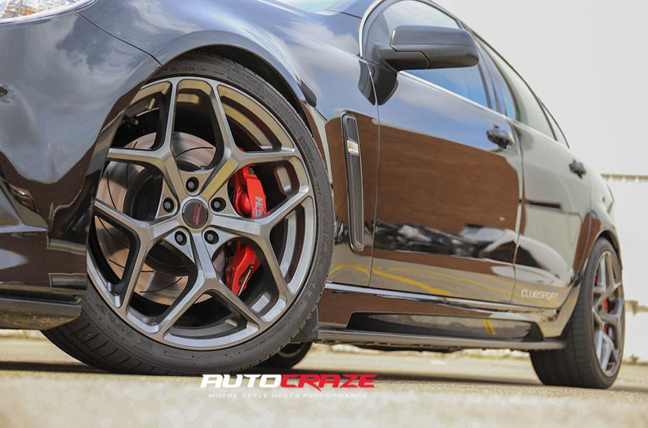 HOLDEN-COMMODORE-HSV-CLUBSPORT-R8-DOMINATE-GUNMETAL